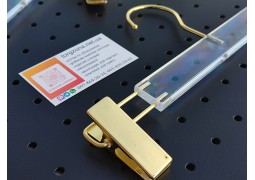 Пластикова вішалка із золотими прищіпками та металевим гачком 350 мм